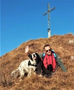 26 Alla croce del Monte Gioco (1366 m) con la montagnina Nina